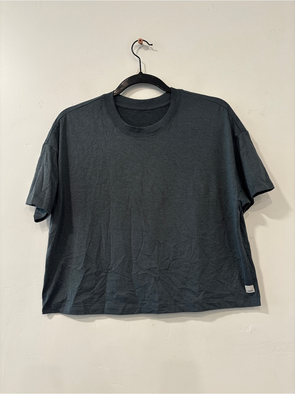 Vuori Cropped Tee - Charcoal Gray